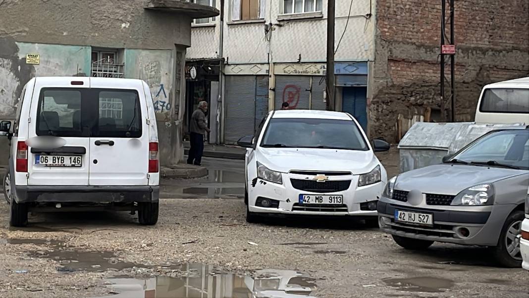 Konya merkezde inşaat yanında zemin çöktü doğalgaz ve su borusu patladı 3